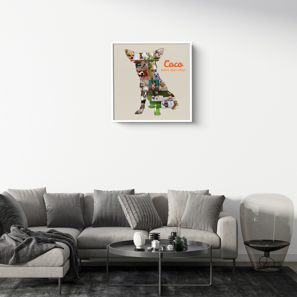 Chihuahua-Fotocollage mit individuellem Namen auf beigem Hintergrund, weiß gerahmt über dem grauen Sofa im Wohnzimmer