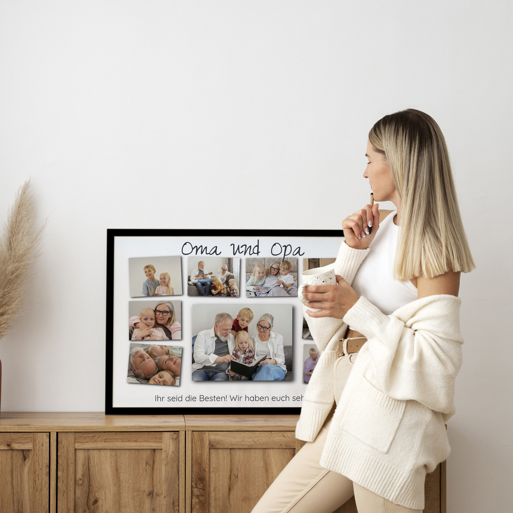Fotocollage für Oma und Opa mit großem Mittelfoto und Widmung im schwarzen Rahmen auf einer Holzkommode