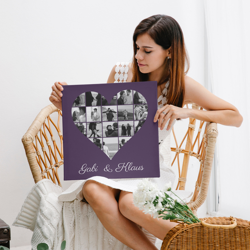 Leinwand mit schwarz-weißer Fotocollage in Herzform und Namen auf violettem Hintergrund, vor einem Rattansessel