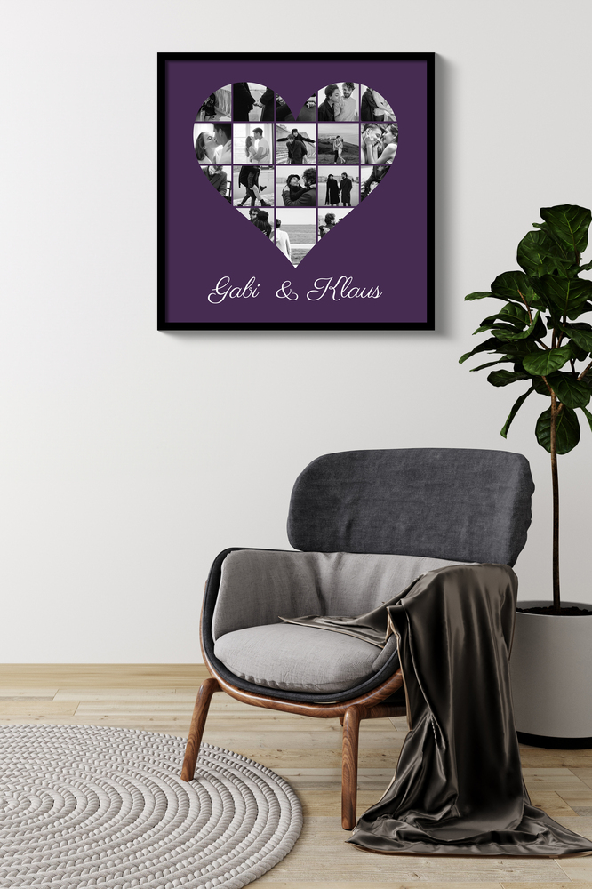 Schwarz gerahmte Fotocollage in Herzform mit Namen auf violettem Grund, über einem grauen Sessel neben einer Pflanze
