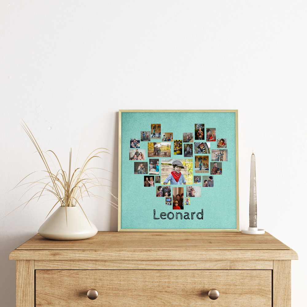 Herz-Fotocollage mit Kinderfotos und Namen im hellen Holzrahmen auf einer Kommode neben Vase und Kerze
