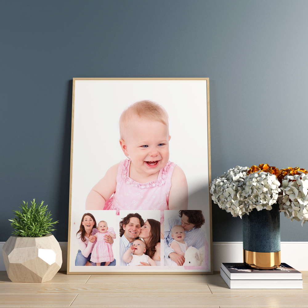 Collage photo de famille avec portrait d’enfant, encadré en bois sur une étagère, près de fleurs devant un mur bleu-gris
