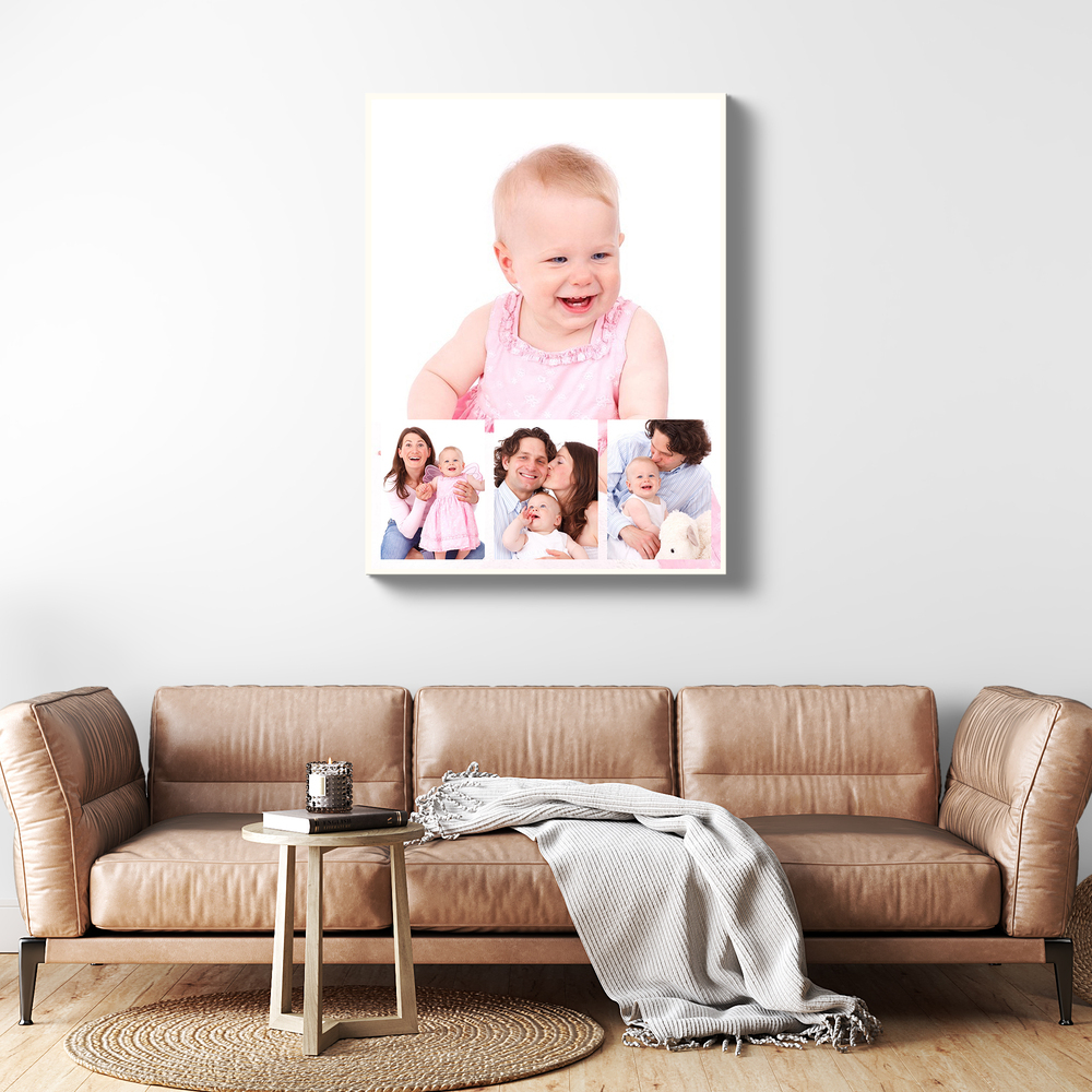 Collage photo de famille sur toile, grand portrait d’enfant et trois photos en bas, au-dessus d’un canapé en cuir brun