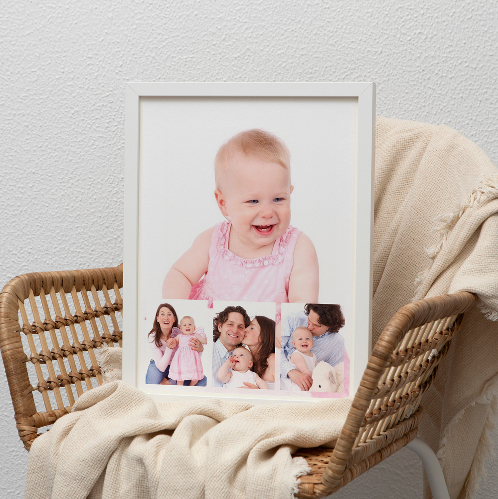 Collage photo de famille avec portrait d’enfant, dans un cadre blanc posé sur un fauteuil en rotin, à offrir aux parents