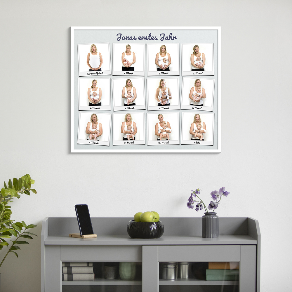 Fotocollage zu Babys erstem Jahr mit 12 Polaroidmotiven im weißen Rahmen über einem grauen Schrank