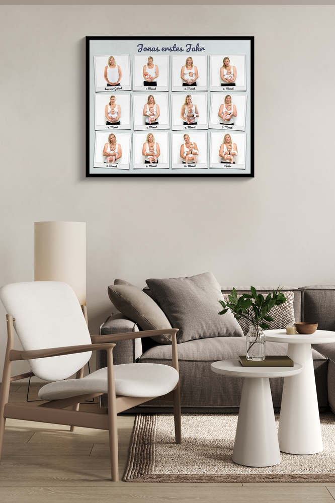 Fotocollage zu Babys erstem Jahr mit 12 beschrifteten Fotos im schwarzen Rahmen an der Wohnzimmerwand