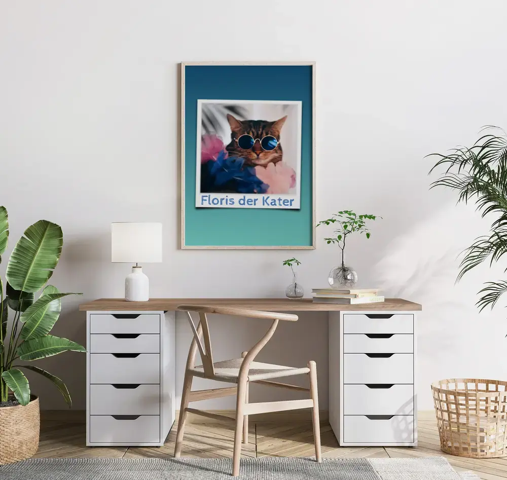 Personalisiertes Katzenposter im Polaroid-Stil mit Sonnenbrille, im Holzrahmen über dem Schreibtisch
