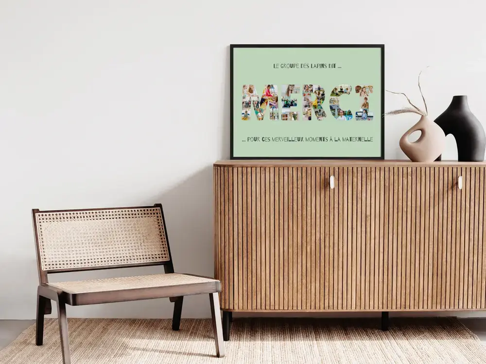 Collage de photos en lettres, cadre noir sur buffet en bois, cadeau de fin d’année pour maîtresse