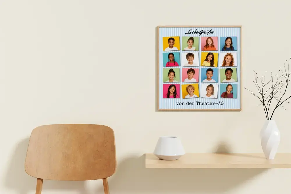 Gerahmte Schul-AG-Fotocollage mit 16 Porträts an der Wand über einem Sessel, als Geschenkidee für die AG-Leitung