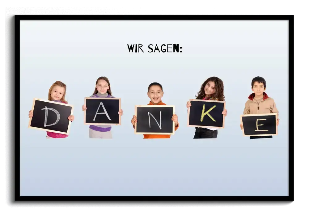 Fotocollage im schwarzen Querformatrahmen mit fünf Kindern, die Buchstabentafeln vor hellem Verlauf halten
