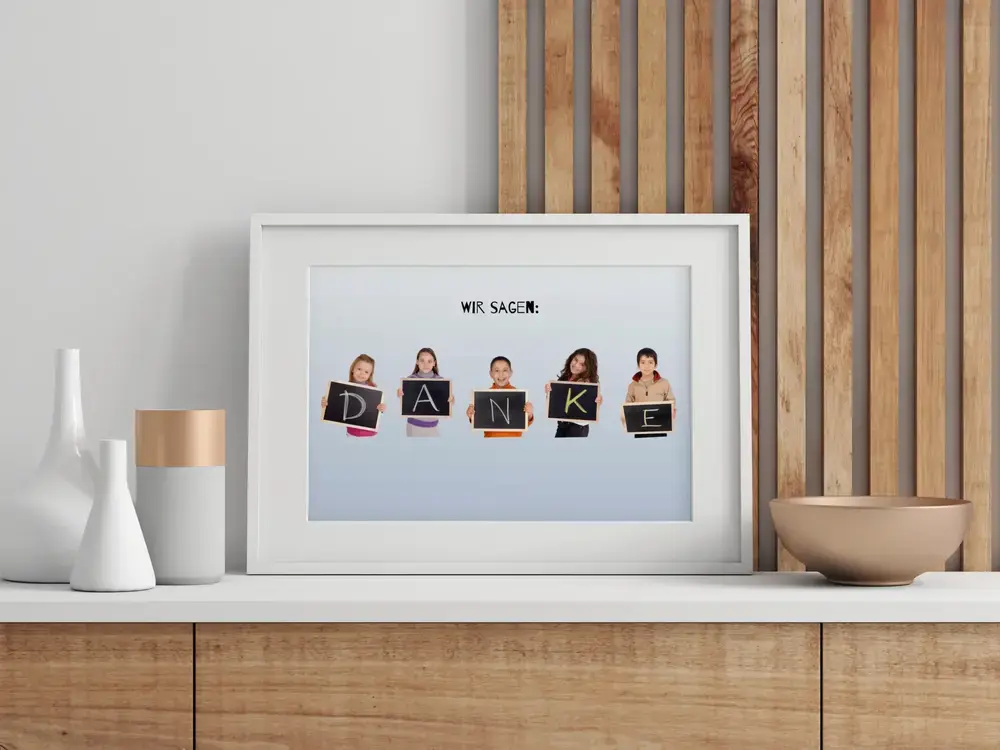 Fotocollage mit Kindern im weißen Rahmen auf einem Sideboard, als Abschiedsgeschenk für die Lehrerin