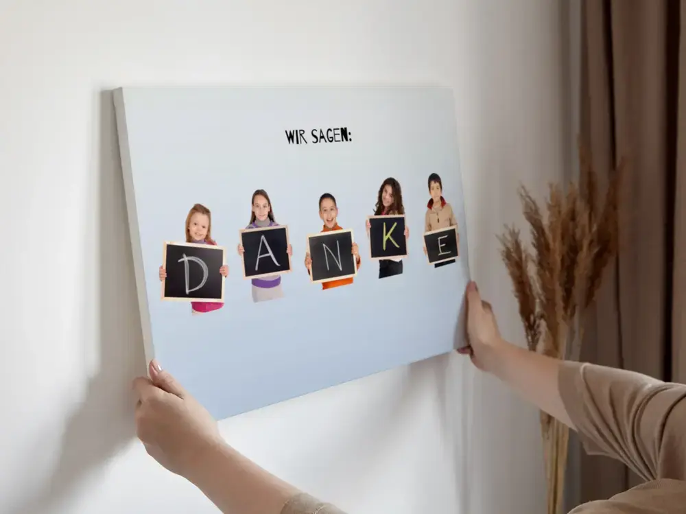 Rahmenlose Fotocollage mit fünf Kindern und Buchstabentafeln auf hellblauem Hintergrund an einer weißen Wand