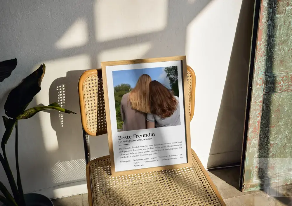 Definitionsposter für die beste Freundin mit Foto im Naturholzrahmen auf einem Wiener-Geflecht-Stuhl im Sonnenlicht