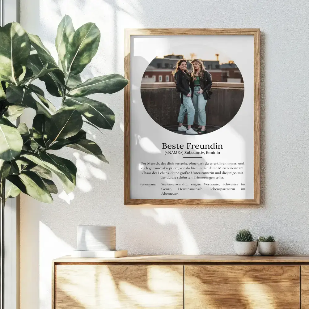 Definitionsposter mit rundem Foto im Holzrahmen über einer Kommode, als persönliches Geschenk für die beste Freundin