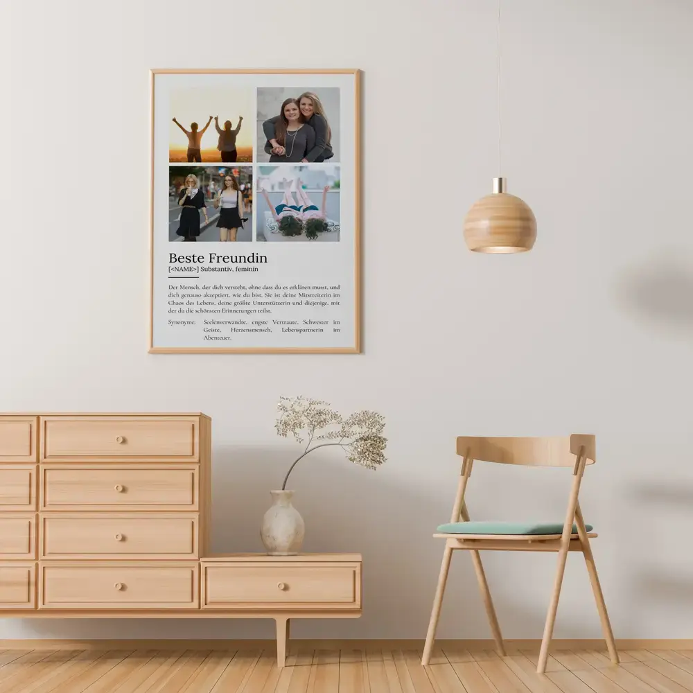 Definitionsposter für die beste Freundin mit vier Fotos im hellen Holzrahmen über einer Kommode neben einem Stuhl