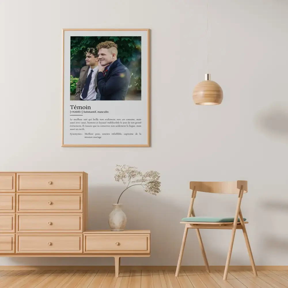 Affiche définition avec photo, cadre en bois clair au mur, cadeau personnalisé pour témoin de mariage