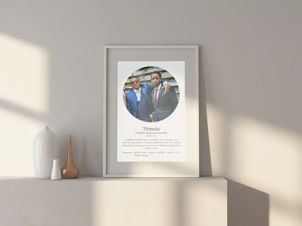 Affiche définition avec photo ovale, cadeau pour un témoin de mariage, dans un cadre clair posé sur un buffet