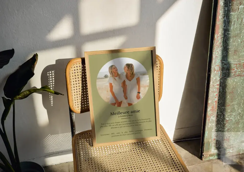 Affiche de l'amitié avec photo ronde sur fond vert, encadrée en bois et posée sur une chaise cannée au soleil