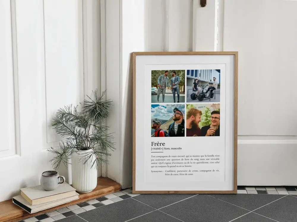 Idée cadeau pour un frère : affiche définition avec quatre photos, cadre en bois posé au sol
