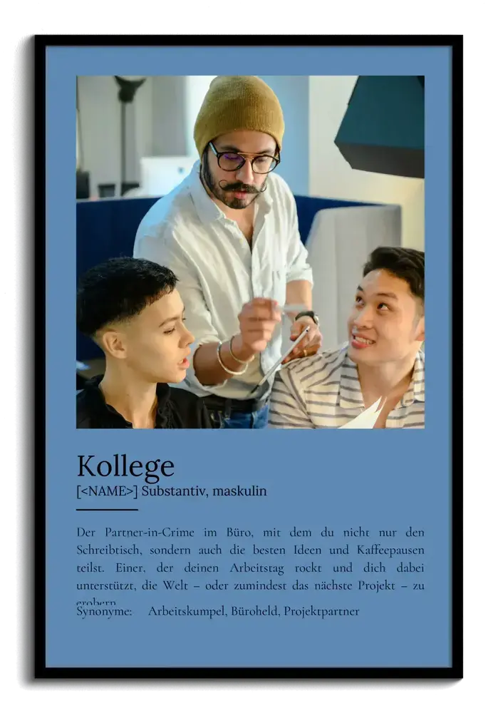 Blaues Definitionsposter mit Teamfoto im schwarzen Rahmen als Geschenkidee für einen Kollegen