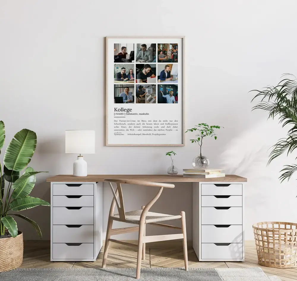 Definitionsposter für Kollegen mit neun Fotos im hellen Rahmen über einem Schreibtisch zwischen Zimmerpflanzen