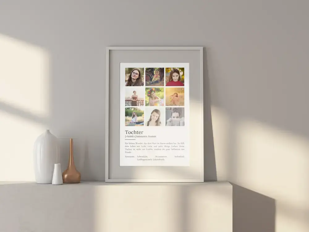 Definitionsposter für die Tochter mit neun Fotos im hellen Rahmen auf einem weißen Sideboard neben Vasen