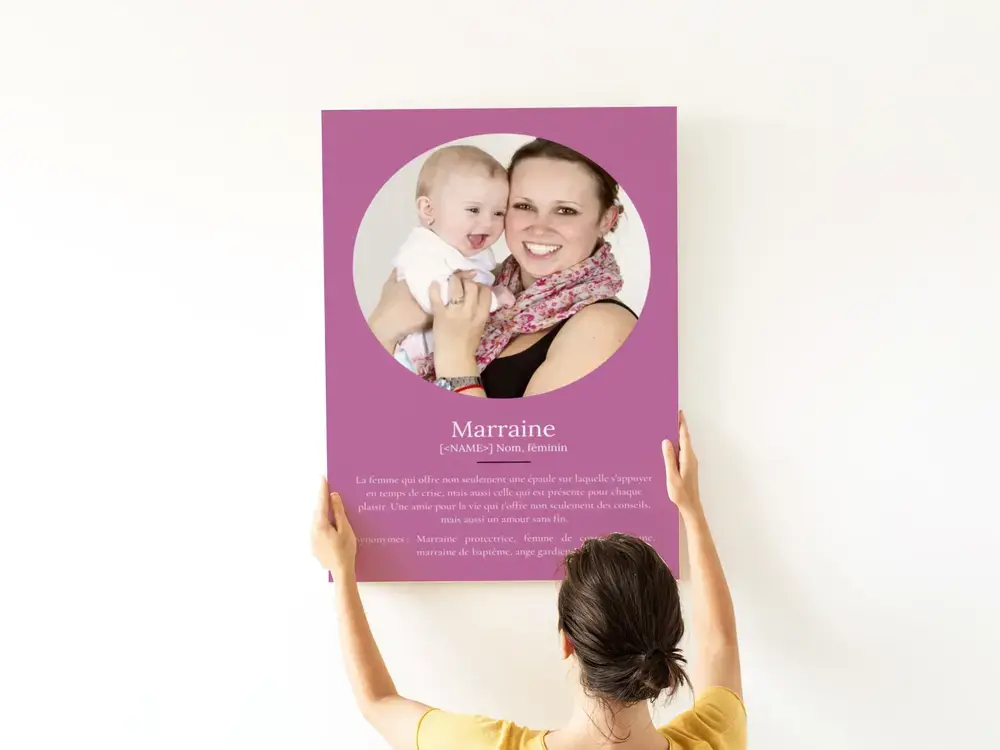 Affiche personnalisée pour marraine avec photo ronde et définition sur fond violet, présentée sur un mur blanc