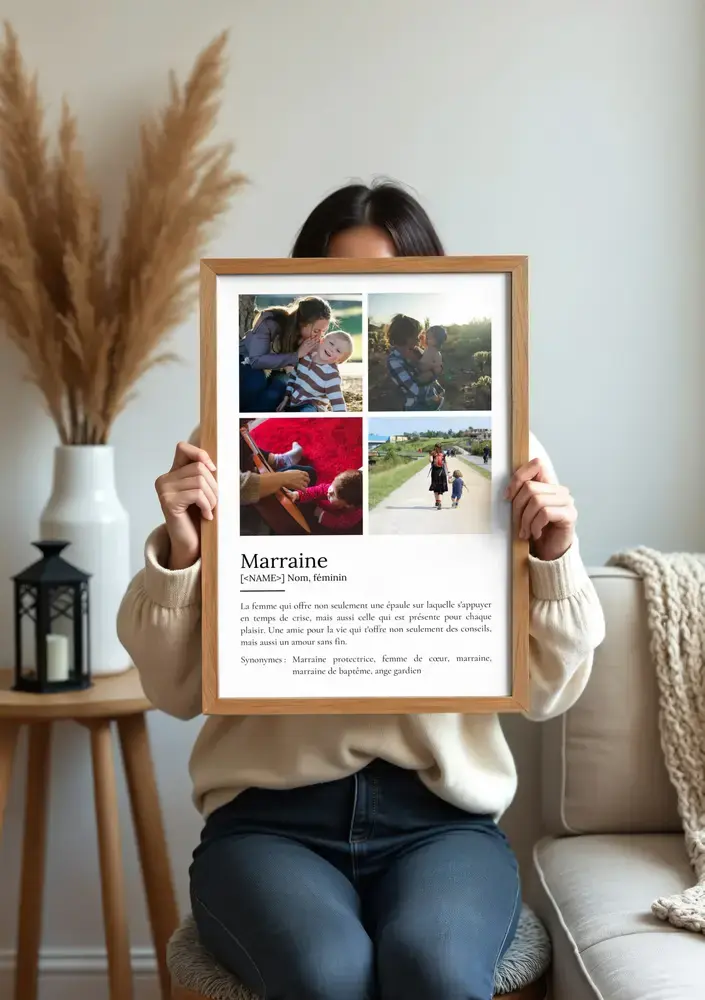 Affiche définition pour marraine avec quatre photos, dans un cadre en bois présenté dans un salon