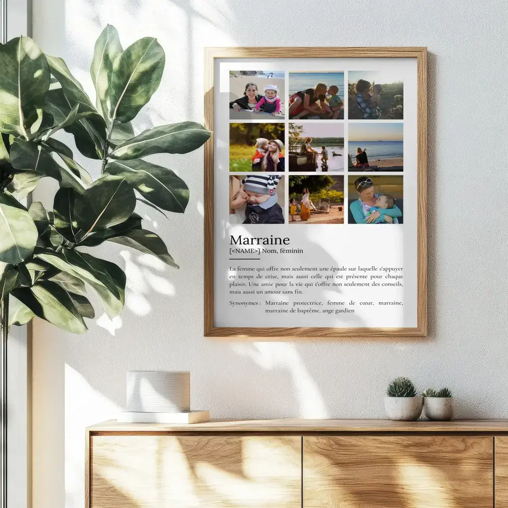 Affiche définition pour marraine avec neuf photos, dans un cadre en bois au mur au-dessus d’un buffet