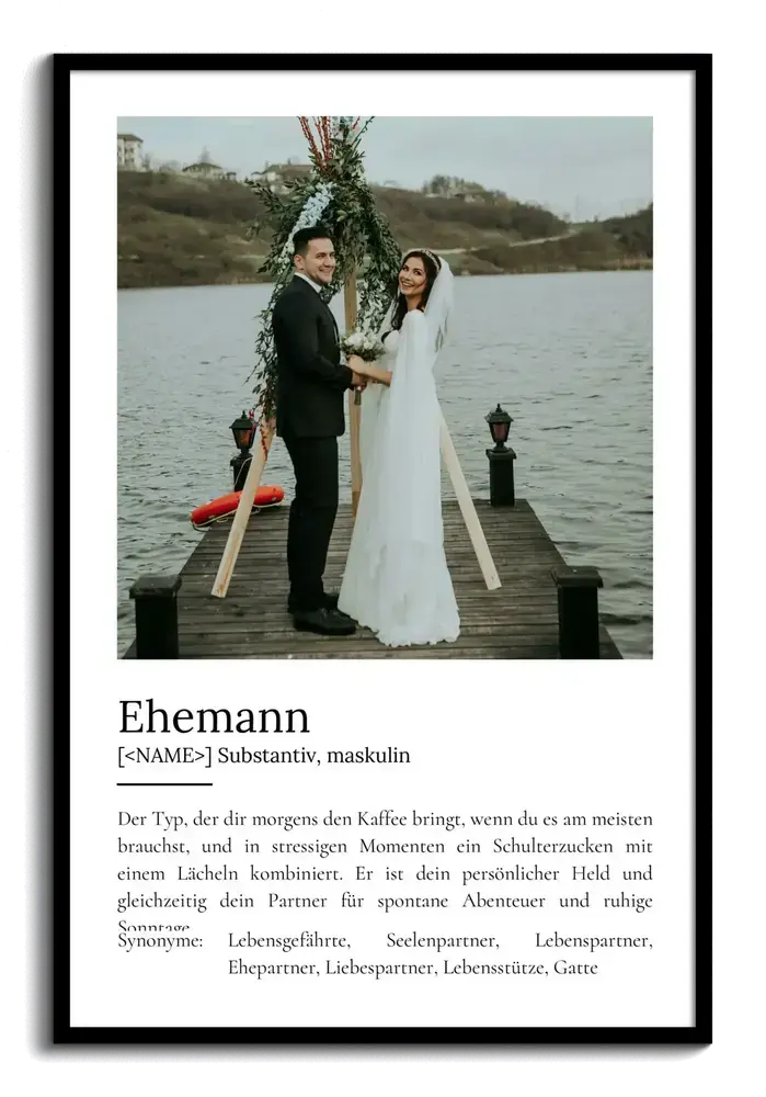 Definitionsposter für den Ehemann im schwarzen Rahmen mit großem Hochzeitsfoto am Wasser und Text im Wörterbuchstil