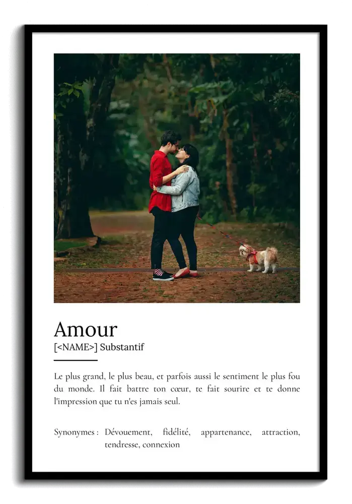 Affiche style dictionnaire avec photo d’un couple en forêt, définition en dessous, fond blanc et cadre noir