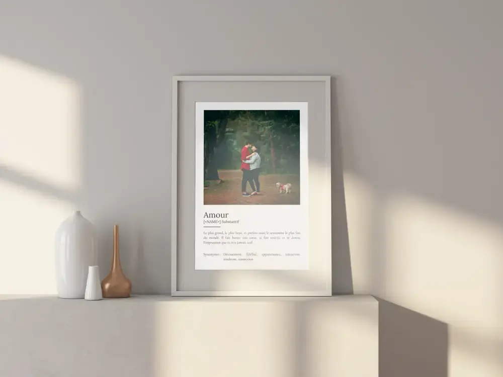 Affiche définition avec photo de couple en forêt, cadre blanc sur un buffet, un cadeau de mariage personnalisé