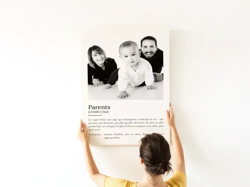 Poster façon dictionnaire sur les parents, avec portrait de famille en noir et blanc, présenté sur un mur blanc