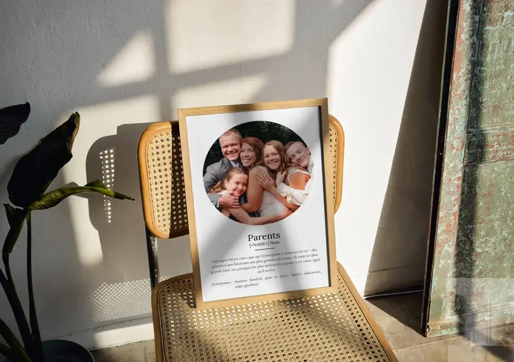 Affiche définition des parents avec photo de famille ovale, encadrée en bois clair et posée sur une chaise cannée