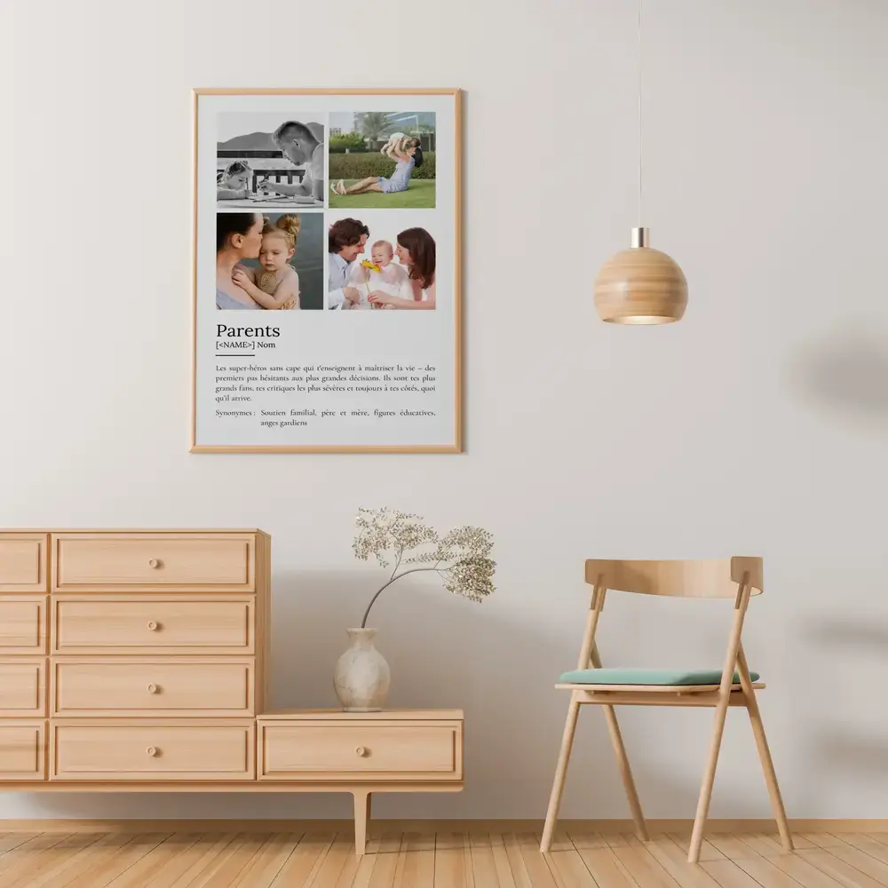 Affiche définition des parents avec quatre photos, dans un cadre en bois clair au-dessus d'une commode