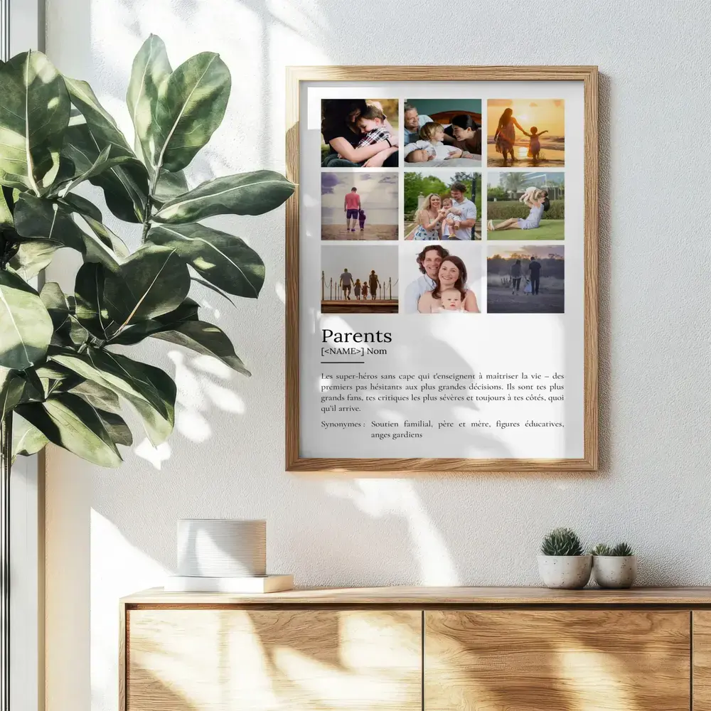 Affiche définition des parents avec neuf photos, encadrée en bois au-dessus d'un buffet, près d'une grande plante