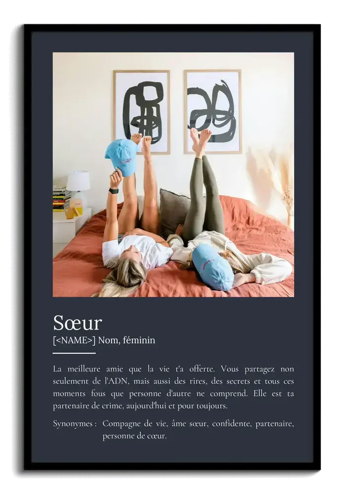 Affiche définition de sœur sur fond gris foncé, avec une grande photo rectangulaire et un cadre noir.