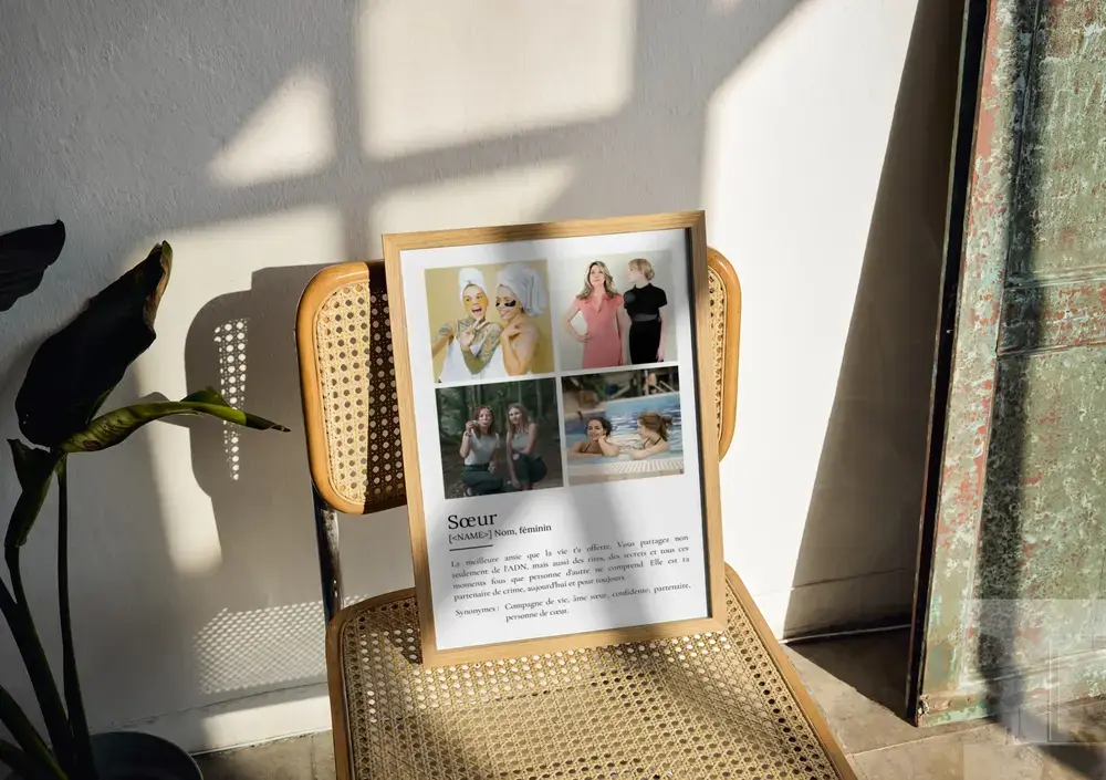 Cadeau pour une sœur : affiche avec quatre photos et définition, encadrée en bois clair sur une chaise cannée.
