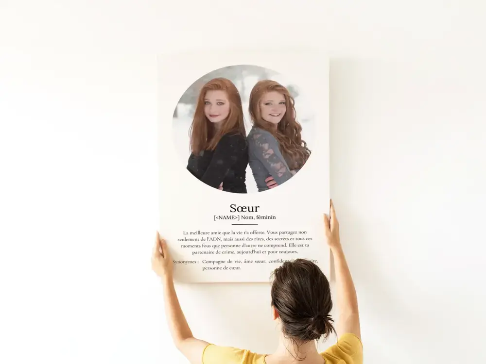Affiche définition avec photo ronde de deux sœurs, présentée sur un mur blanc, à offrir pour un anniversaire.