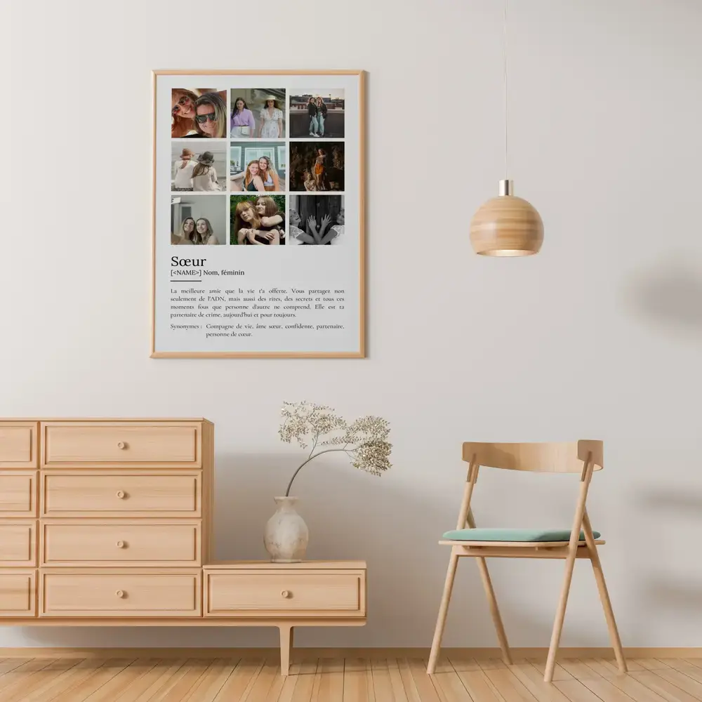 Pour gâter sa sœur, affiche définition avec neuf photos, encadrée en bois clair au-dessus d'une commode.