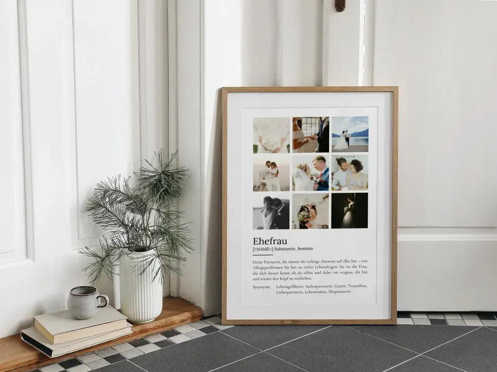 Definitionsposter mit neun Hochzeitsfotos im Holzrahmen am Boden neben einer Vase, als Geschenk für die Frau zum Jahrestag