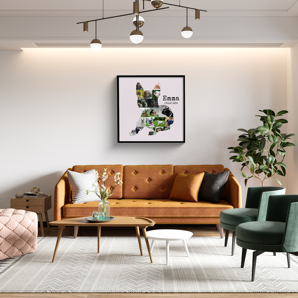 Collage photo en forme de bouledogue français, dans un cadre noir au-dessus d’un canapé ocre dans le salon.