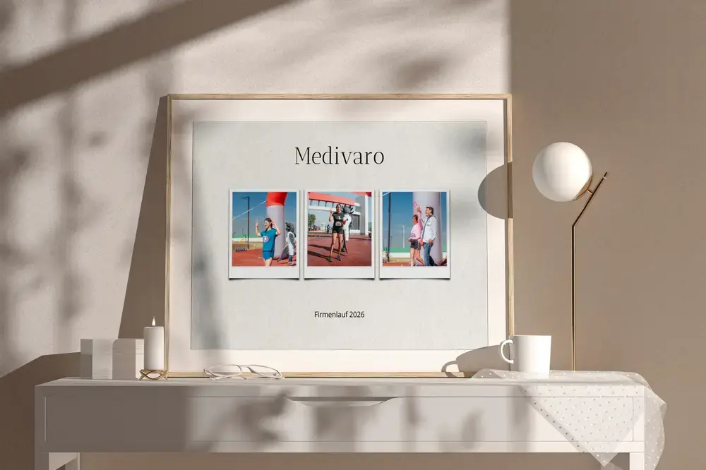Firmenlauf-Fotocollage mit drei Polaroids im hellen Holzrahmen auf einer Kommode, als Geschenk fürs Team