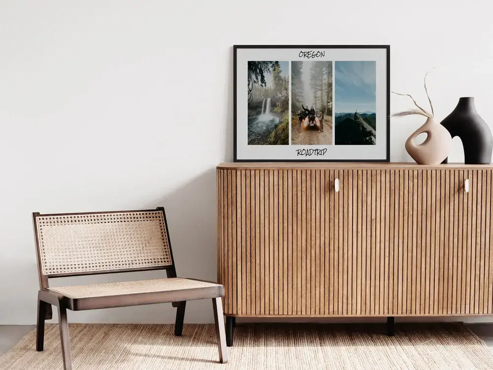Gerahmte Roadtrip-Fotocollage mit Naturmotiven auf einem Holzsideboard, als Geschenk zur gemeinsamen Reise