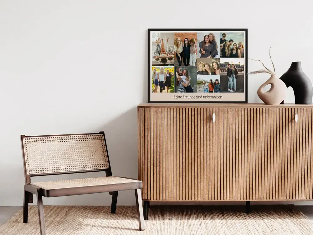 Fotocollage mit Freundinnen und Freundschaftsspruch im schwarzen Rahmen auf einem Holzsideboard neben Vasen