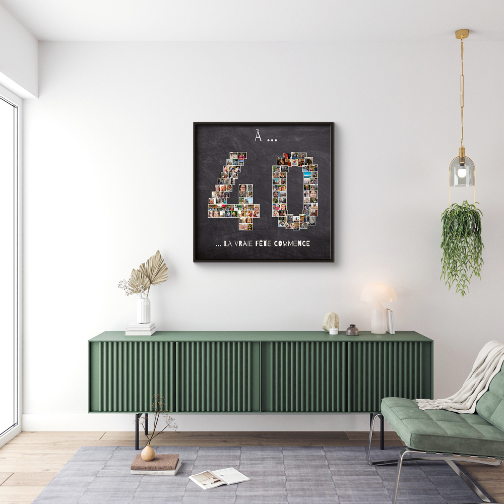 Collage photo en forme de 40 avec message d’anniversaire, encadré en noir au-dessus d’un buffet vert dans le salon