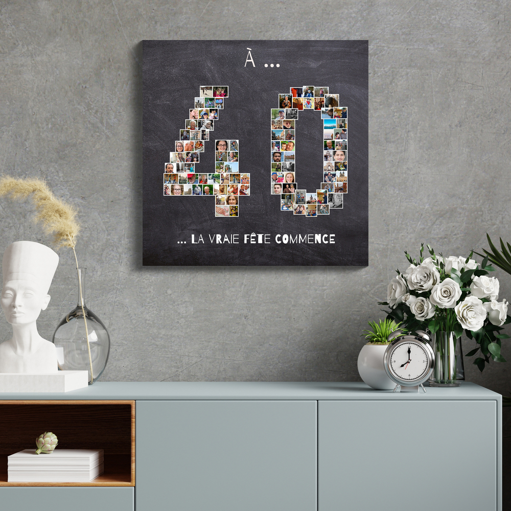 Tableau photo en forme de 40 au-dessus d’un buffet gris, un cadeau personnalisé pour les 40 ans
