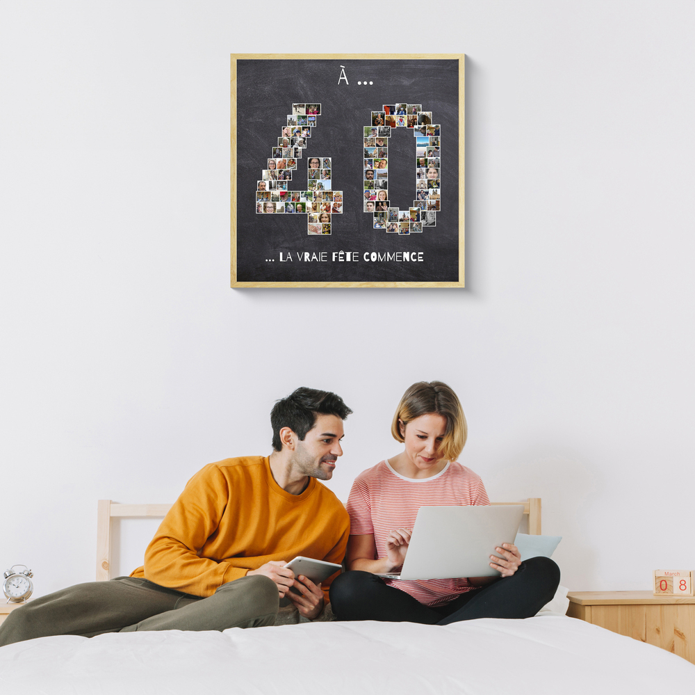 Collage photo en forme de 40 sur fond sombre avec message d’anniversaire, dans un cadre en bois clair au-dessus du lit