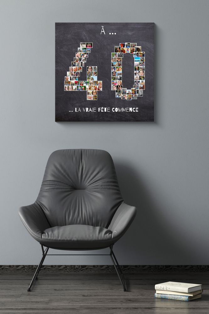 Tableau en forme de 40 composé de petites photos sur fond ardoise, accroché au-dessus d’un fauteuil gris