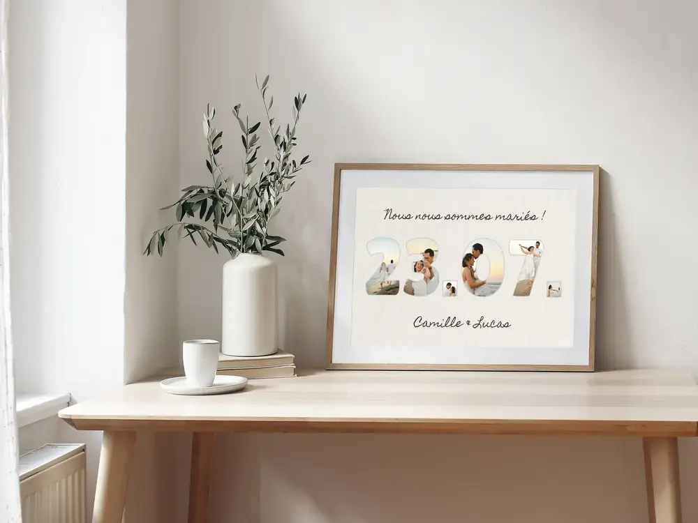 Collage photo de mariage encadré sur un bureau, avec date composée de photos et prénoms des mariés